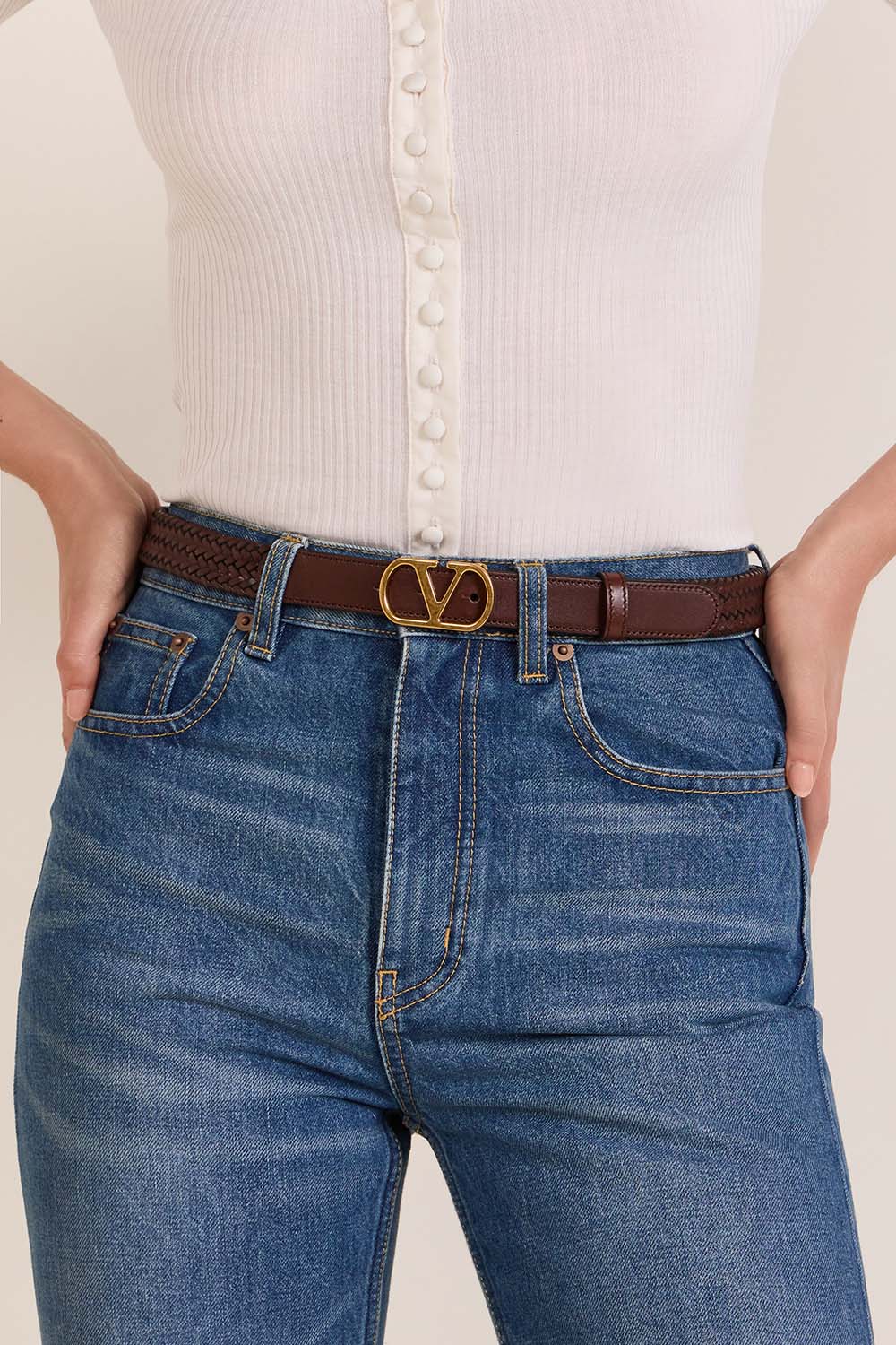 תמונת כל הלוק של חגורת עור קלועה